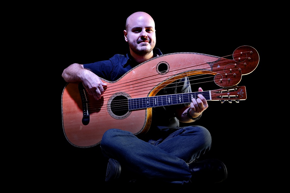 Image of artist Andy McKee