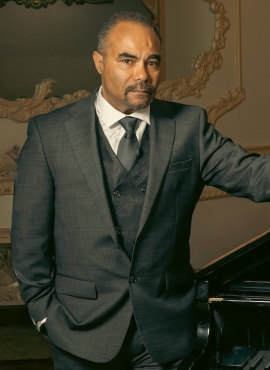 Image of artist Manuel Peguero