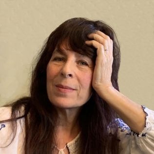 Image of artist Mary Fineman